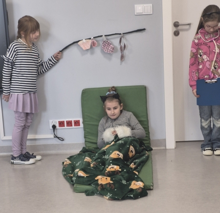 Teatrzyk pt: ,,Chory kotek'' w wykonaniu klasy drugiej